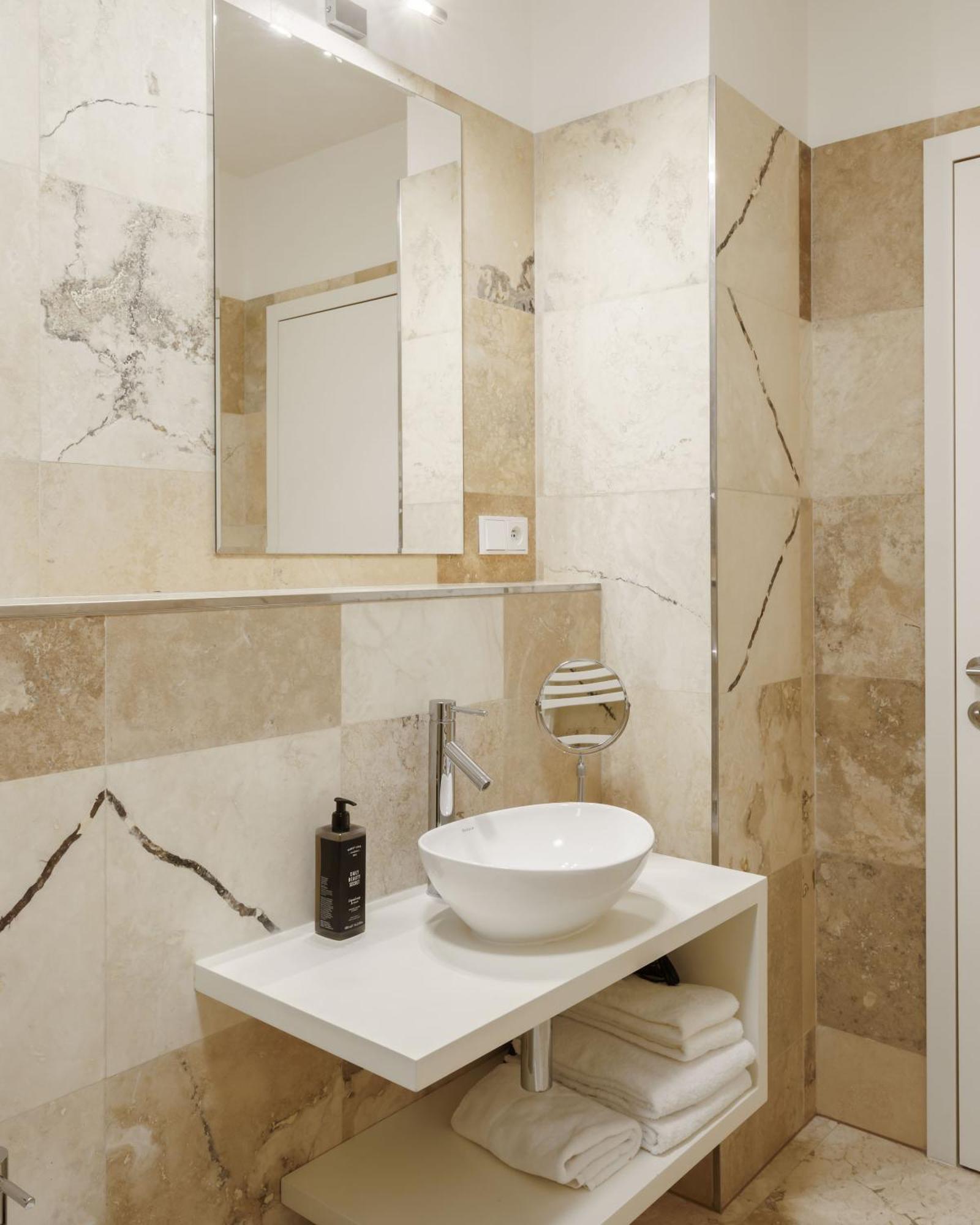 Aparthotel Limehome Halkova 4*